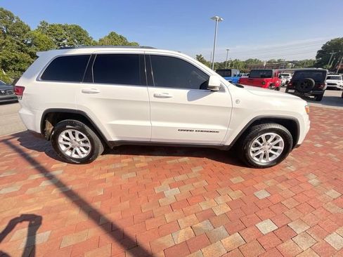 Used 2021 Jeep Grand Cherokee Laredo AWD/4WD image 37