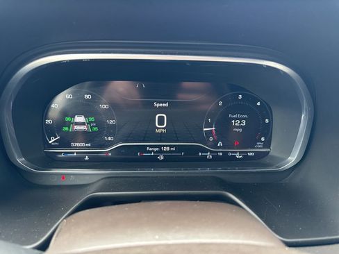 Used 2023 GMC Yukon XL SLT w/ SLT Premium Package image 14