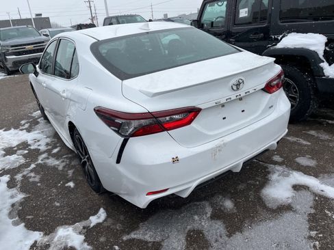 Used 2024 Toyota Camry SE image 11