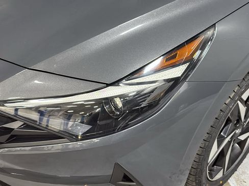 Used 2023 Hyundai Elantra SEL w/ Convenience Package FWD image 5