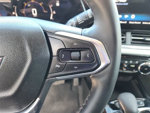 Used 2025 Chevrolet Trax LT w/ LT Convenience Package image 27