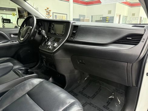 Used 2019 Toyota Sienna SE Premium FWD image 17