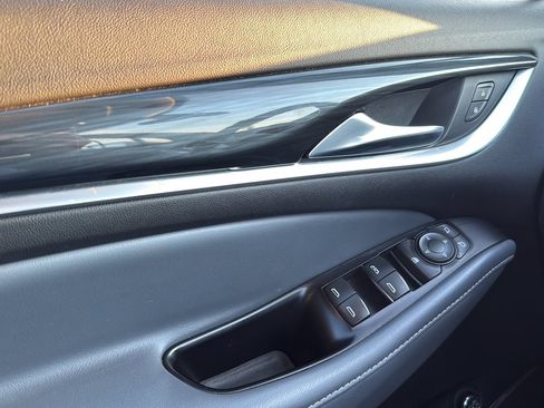 Used 2019 Buick Enclave Essence FWD image 9