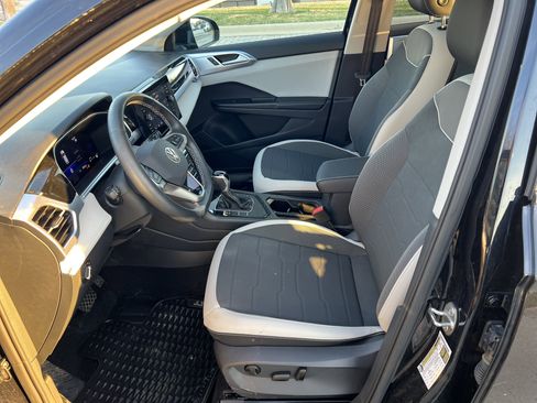 Used 2025 Volkswagen Taos SE w/ Panoramic Sunroof Package image 16