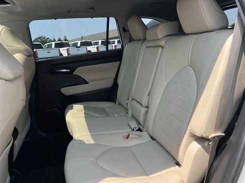 Used 2021 Toyota Highlander XLE AWD/4WD image 24