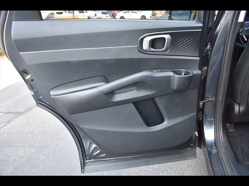 Used 2022 Kia Sorento LX AWD/4WD image 19
