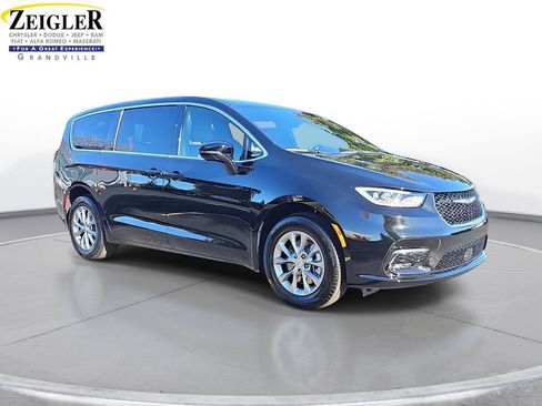 New 2026 Chrysler Pacifica Select image 3