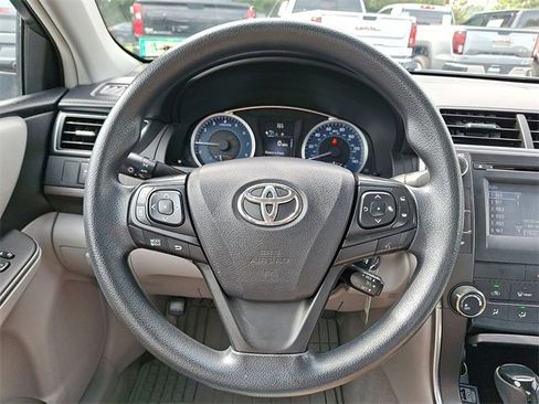 Used 2016 Toyota Camry image 11