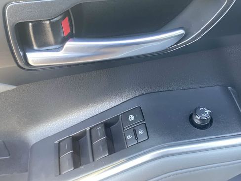 Used 2022 Toyota Highlander XLE AWD/4WD image 13