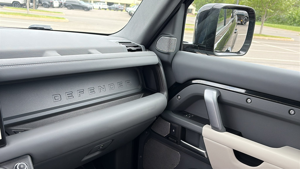 Used 2023 Land Rover Defender 130 X-Dynamic SE AWD/4WD image 19