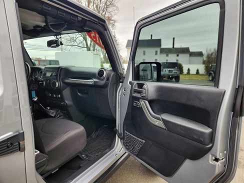 Used 2015 Jeep Wrangler Unlimited Sport w/ Quick Order Package 23S AWD/4WD image 34