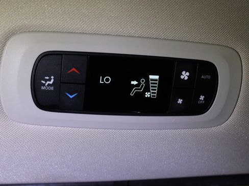 Used 2024 Chrysler Pacifica Touring-L FWD image 16