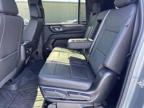 Used 2024 Chevrolet Suburban LT w/ Luxury Package AWD/4WD image 3