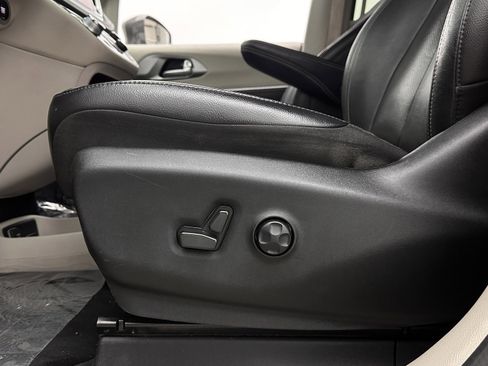 Used 2022 Chrysler Pacifica Touring-L w/ Uconnect Theater Family Group image 14