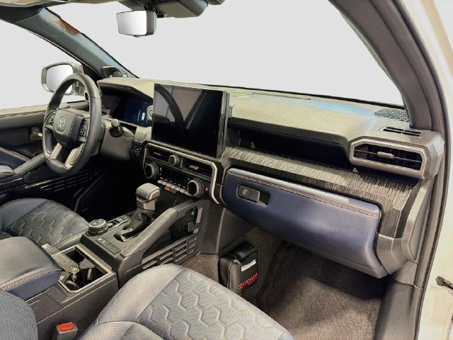 Used 2025 Toyota 4Runner Platinum AWD/4WD image 25
