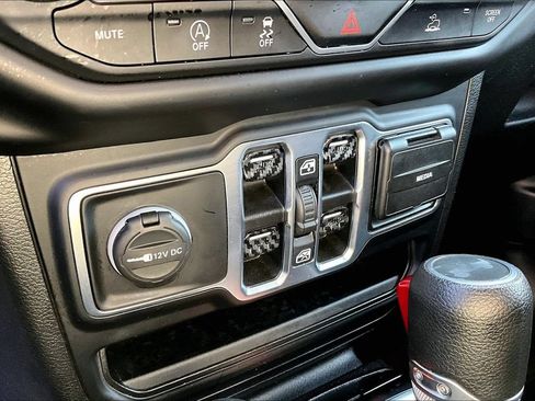 Used 2021 Jeep Wrangler Unlimited Sahara AWD/4WD image 29