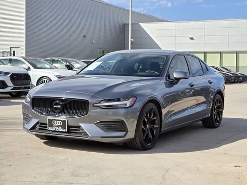 Used 2020 Volvo S60 T6 Momentum image 4