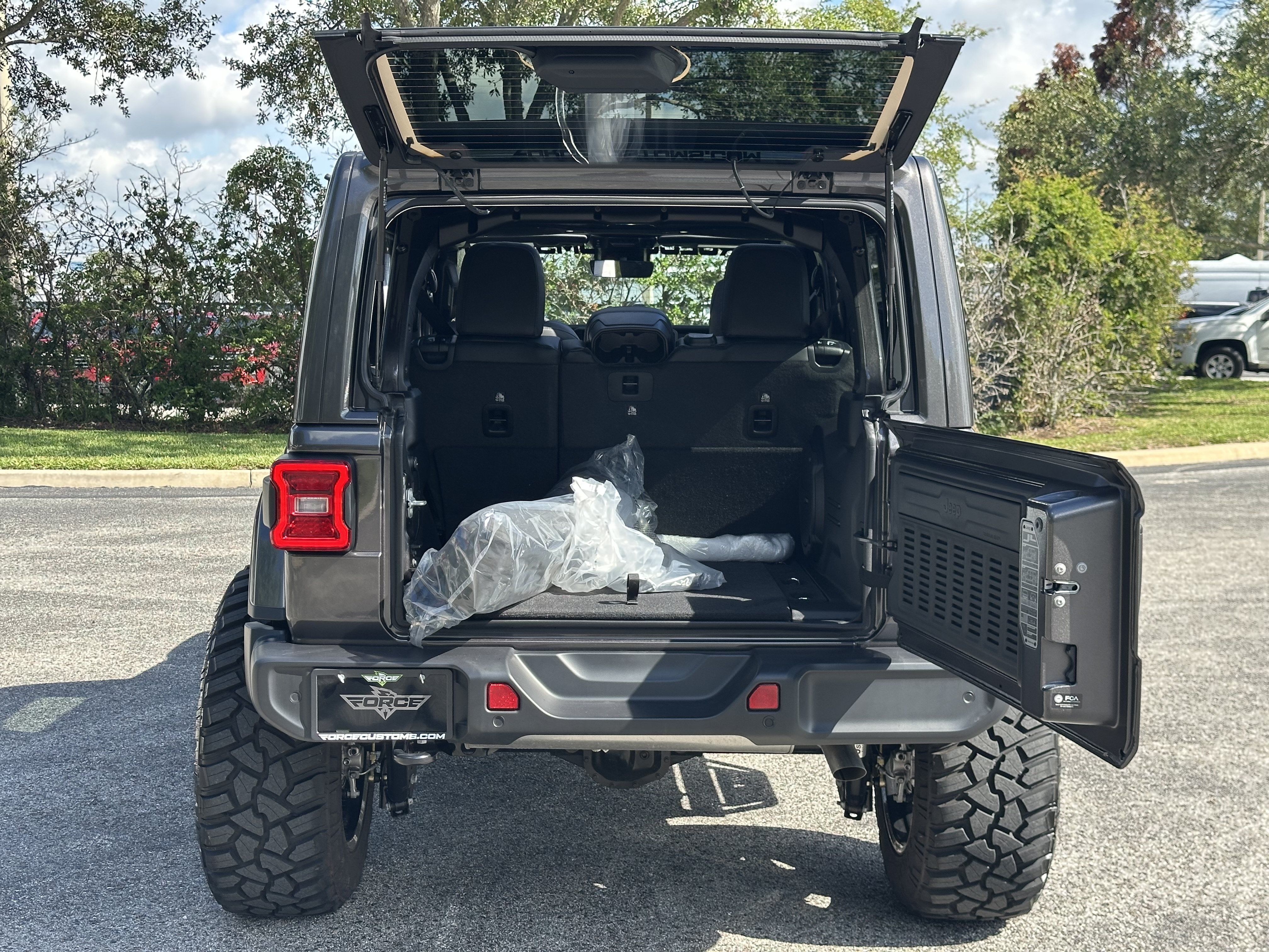 Used 2025 Jeep Wrangler Unlimited Sahara w/ Safety Group AWD/4WD image 16