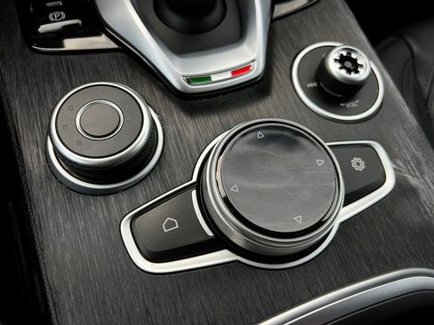 Used 2023 Alfa Romeo Stelvio Sprint image 59