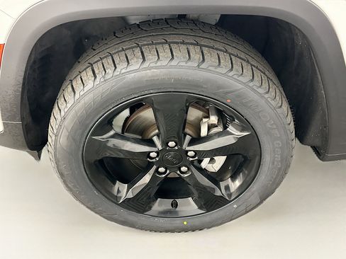 Used 2023 Jeep Grand Cherokee Altitude image 11