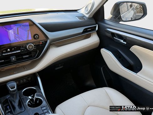 Used 2024 Toyota Highlander Limited FWD image 18