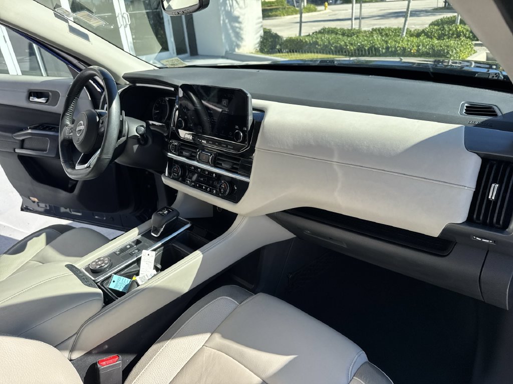 Used 2022 Nissan Pathfinder SL w/ SL Black Package AWD/4WD image 32