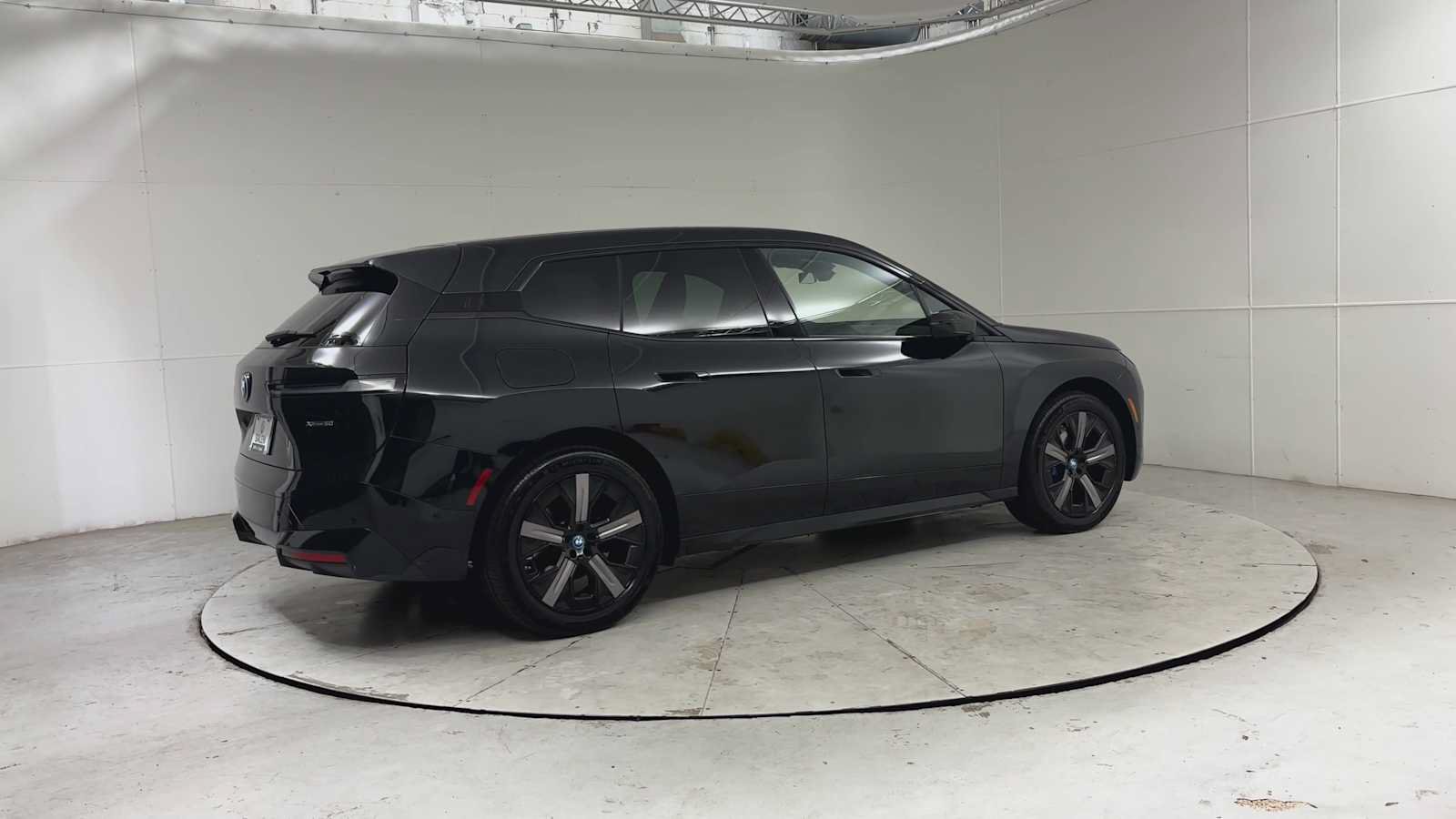 Used 2024 BMW iX xDrive50 w/ Sport Package AWD/4WD image 7