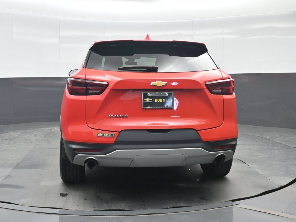 Used 2025 Chevrolet Blazer LT FWD image 5