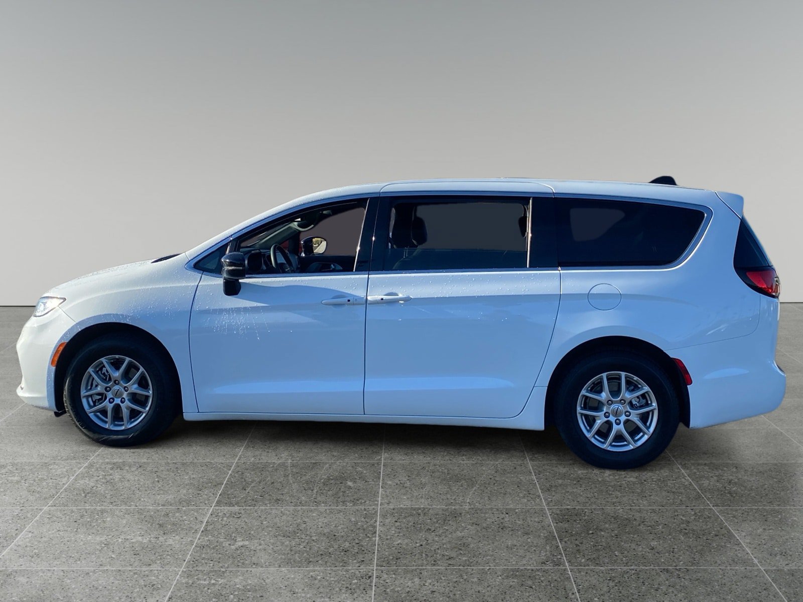 Used 2024 Chrysler Pacifica Touring FWD image 2