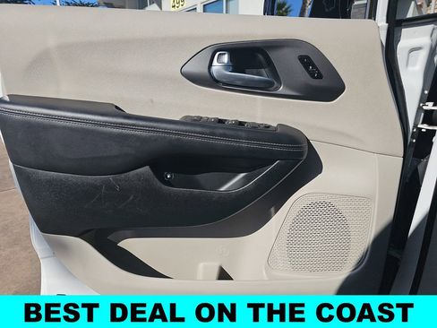 Used 2024 Chrysler Pacifica Select image 29