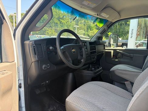 Used 2016 Chevrolet Express 3500 RWD image 18