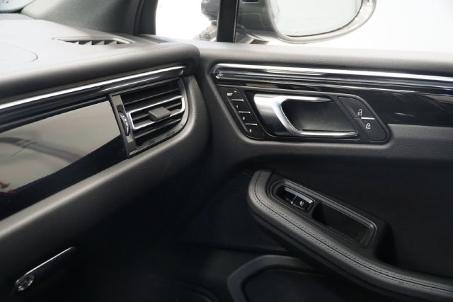 Certified 2026 Porsche Macan AWD/4WD image 22