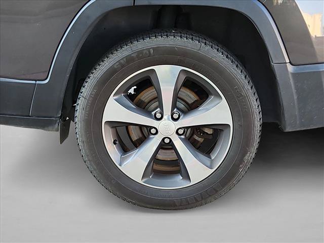 Used 2019 Jeep Cherokee Limited w/ Luxury Group AWD/4WD image 19