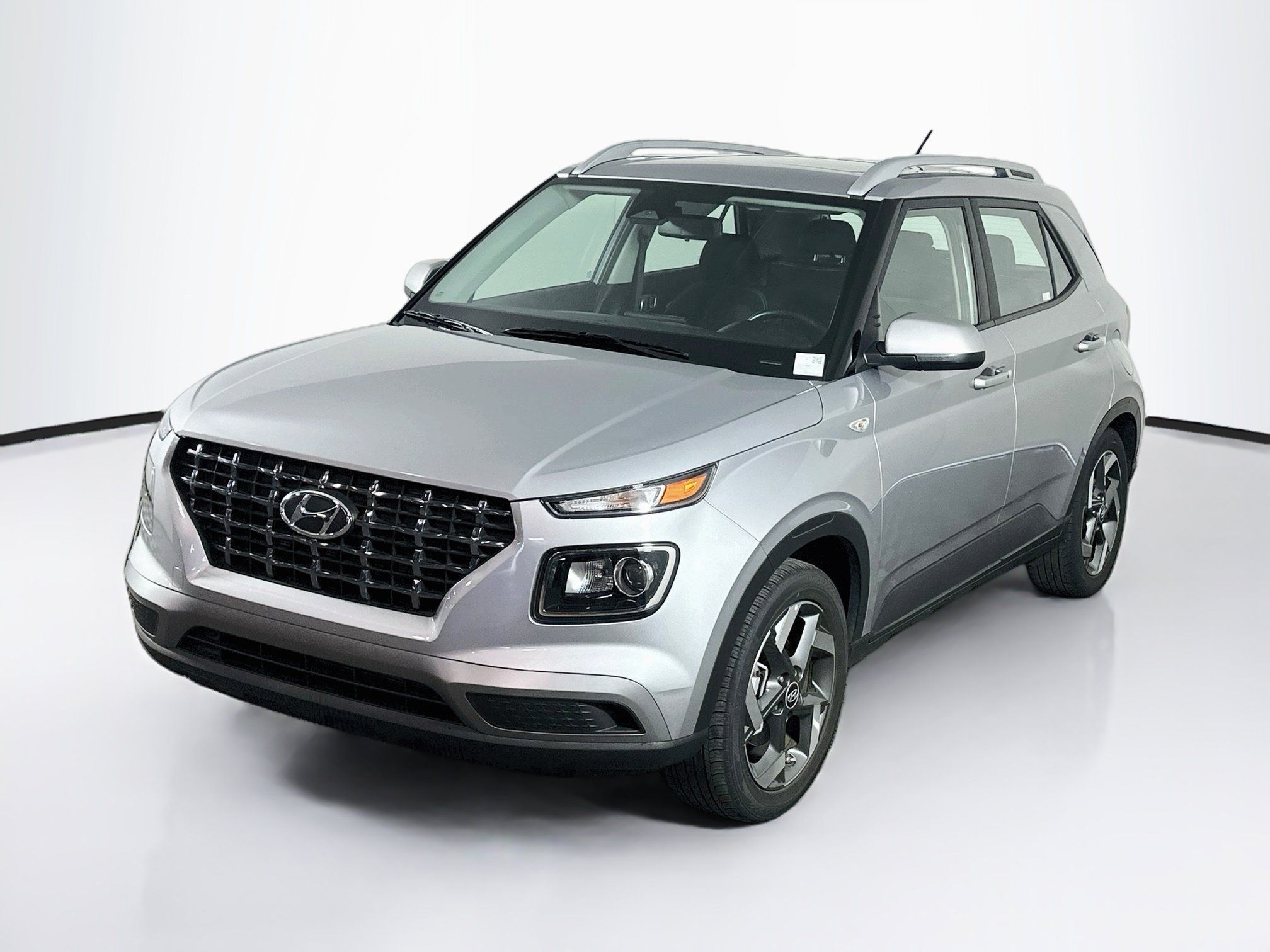 Used 2025 Hyundai Venue SEL FWD image 3