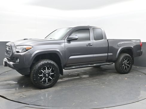 Used 2019 Toyota Tacoma TRD Sport w/ Technology Package image 5