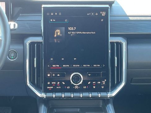 Used 2025 GMC Acadia Elevation image 23