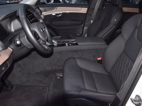 Used 2025 Volvo XC90 B6 Plus image 13