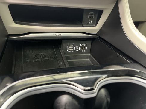 Used 2022 Chrysler Pacifica Limited w/ Uconnect Theater Family Group image 27