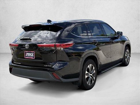 Used 2020 Toyota Highlander XLE AWD/4WD image 5