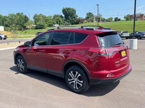 Used 2018 Toyota RAV4 LE AWD/4WD image 4