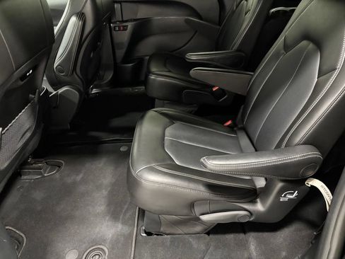 Used 2025 Chrysler Pacifica Select FWD image 41