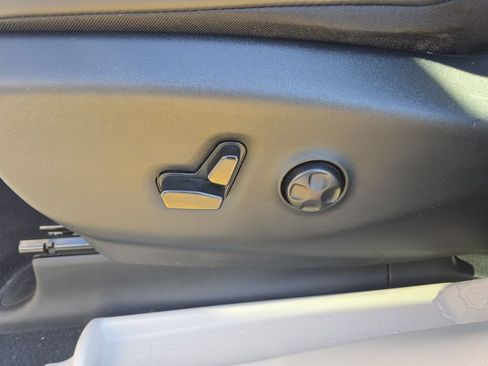 Used 2024 Chrysler Pacifica Touring-L FWD image 9