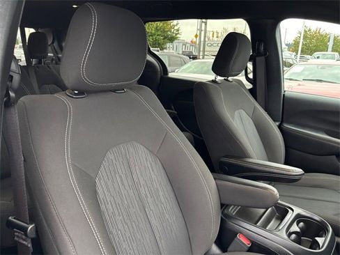 Used 2024 Chrysler Pacifica Touring image 32