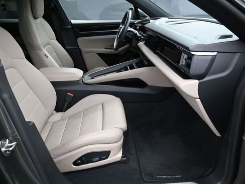 Certified 2025 Porsche Macan Electric image 26