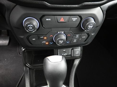Used 2018 Jeep Renegade Limited w/ UConnect 8.4 Nav Group FWD image 29
