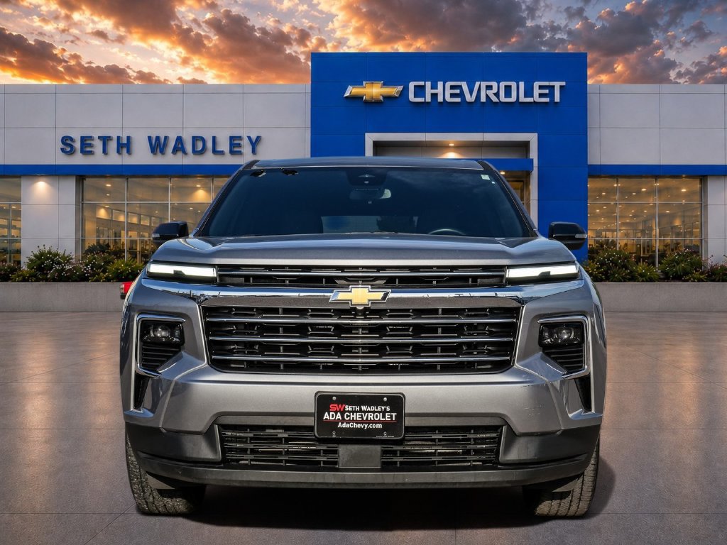 Used 2025 Chevrolet Traverse LT FWD image 2