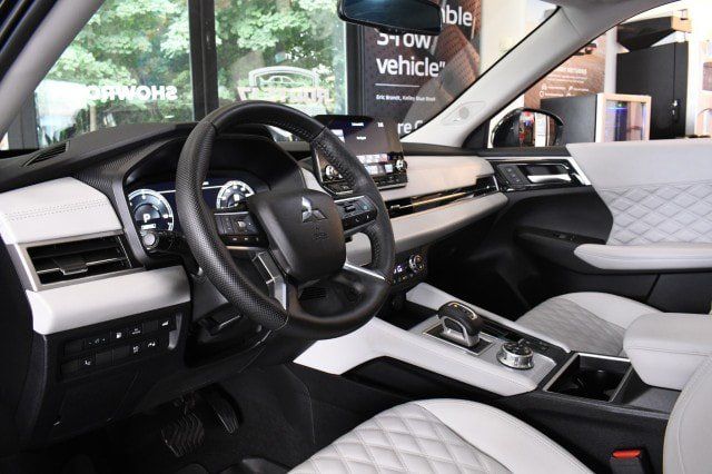 Used 2025 Mitsubishi Outlander SEL AWD/4WD image 30