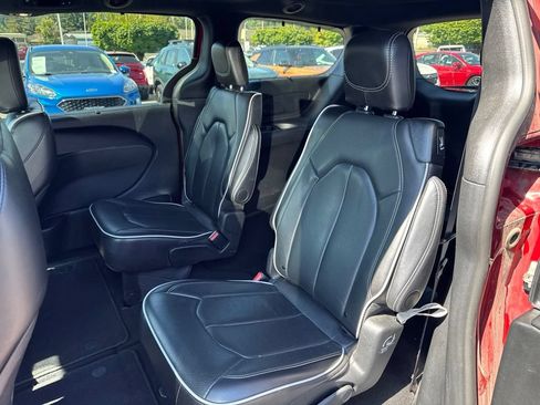 Used 2025 Chrysler Pacifica Limited FWD image 5
