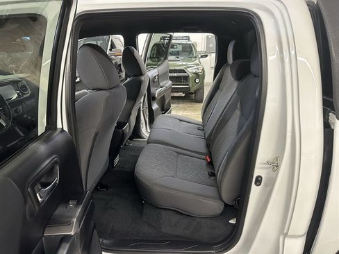 Used 2018 Toyota Tacoma TRD Off-Road AWD/4WD image 17