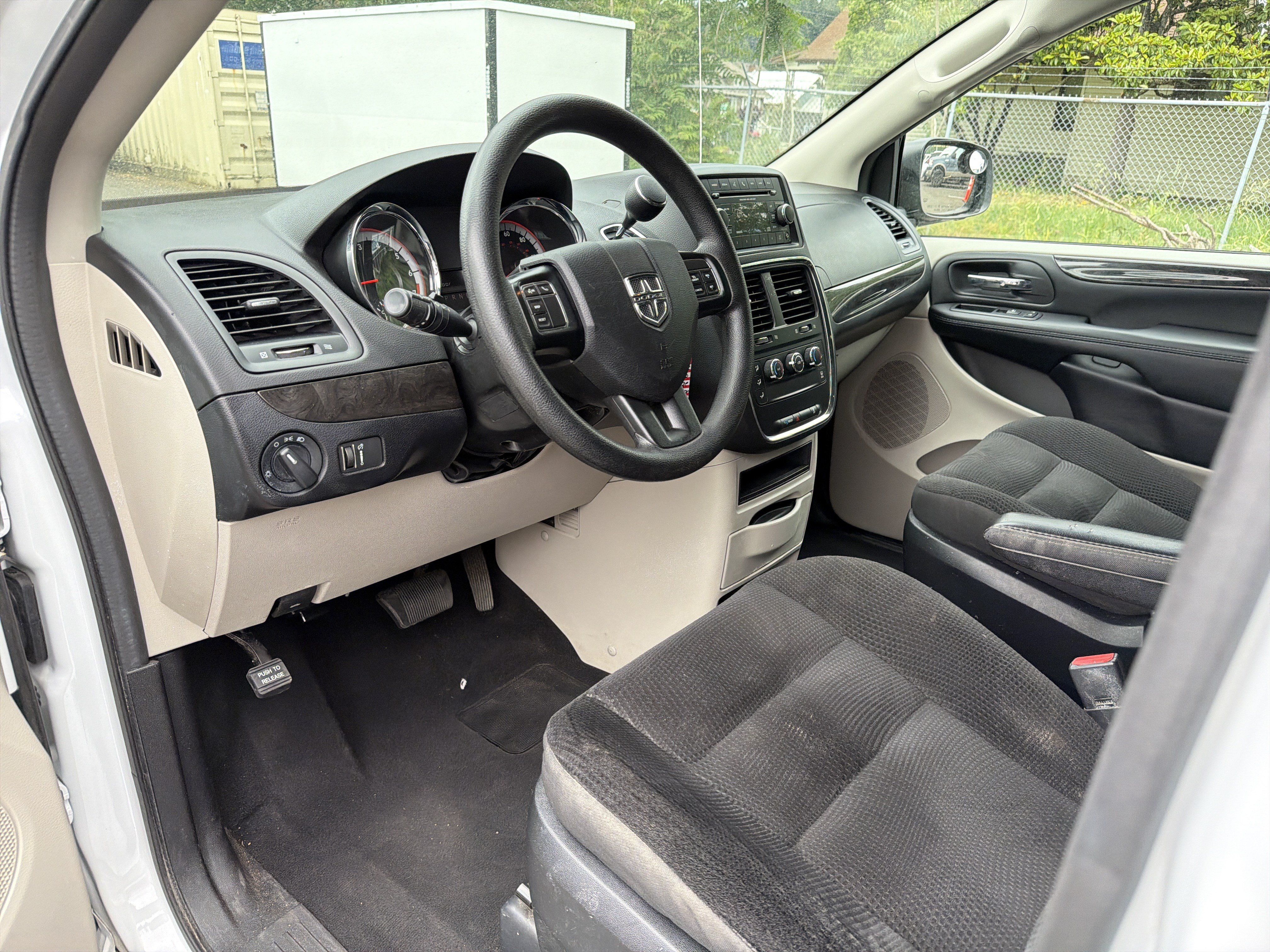 Used 2019 Dodge Grand Caravan w/ UConnect Hands-Free Group FWD image 11